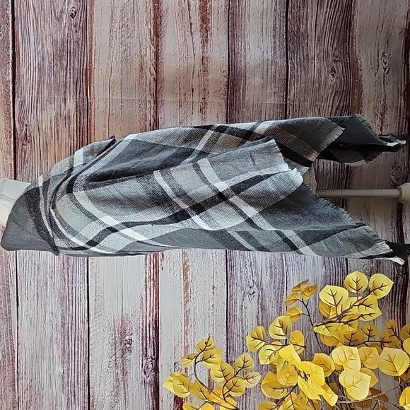 APT. 9 GRAY PLAID PONCHO HOUNDSTOOTH FRONT CLOSURE - Picture 4 of 11